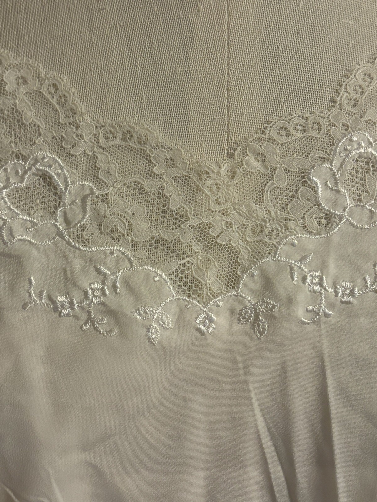 Vtg Barbizon White Lace Crepe Remarque Slip Sz 34
