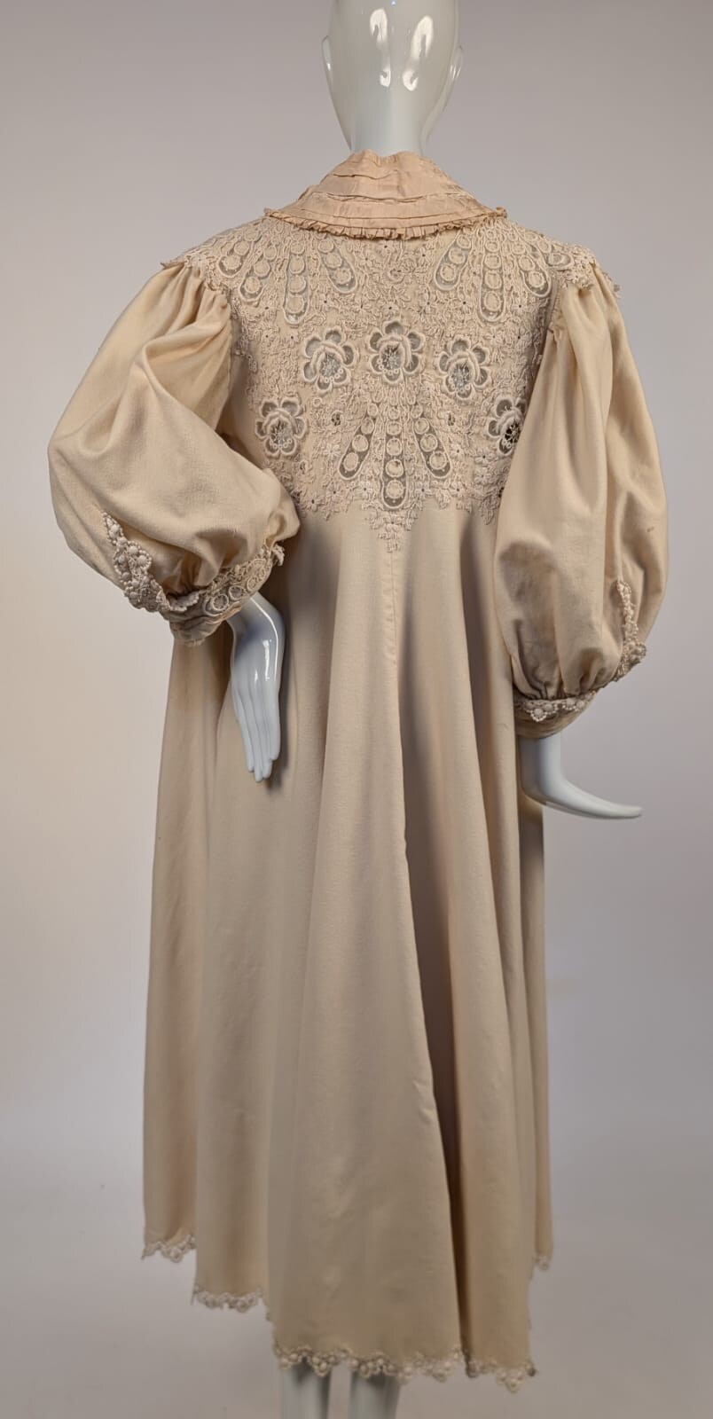 AU BON MARCHE EDWARDIAN BLONDE CASHMERE COAT W DENSE FLORAL LACE INSERTION