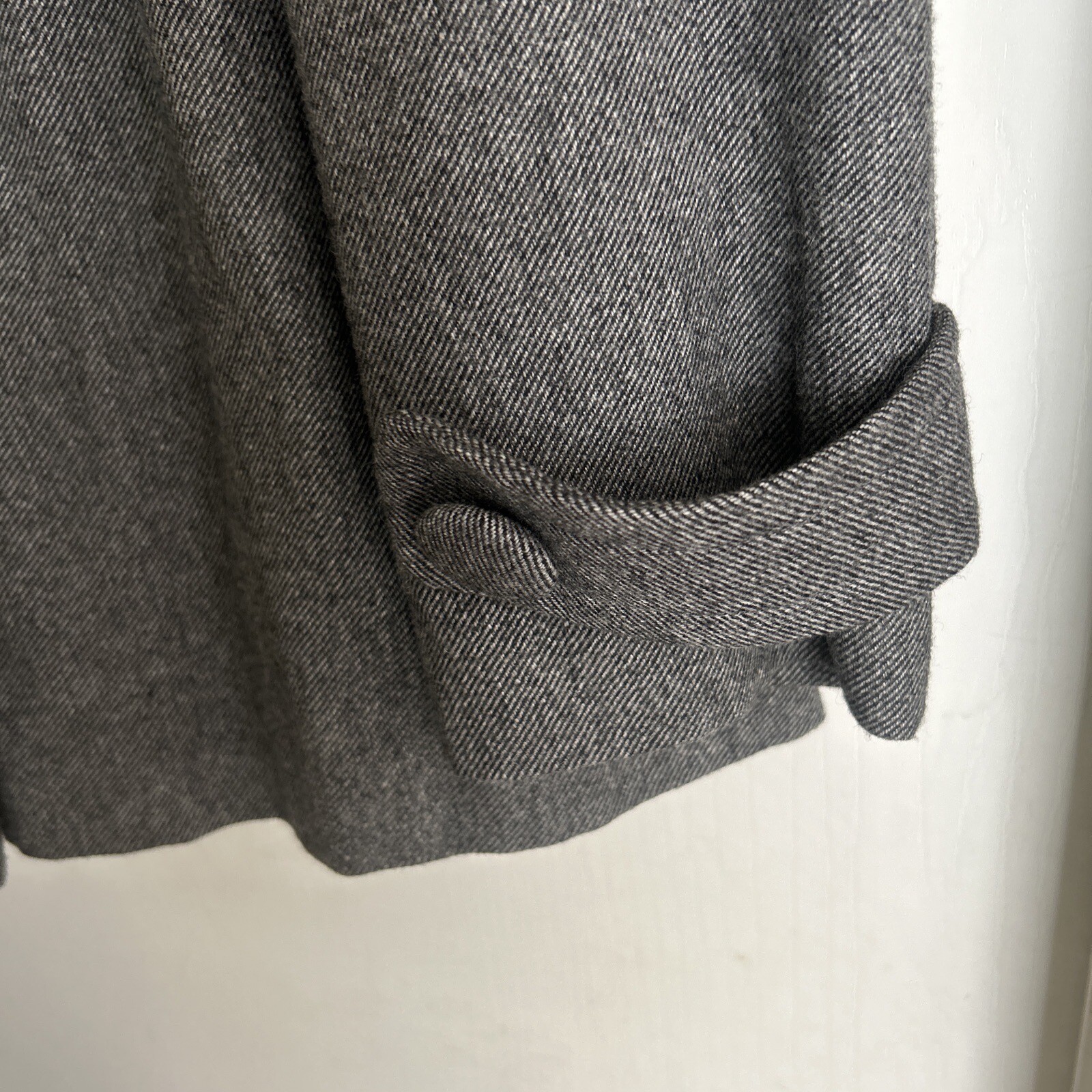 Vintage F21 Ladies Jacket Medium 41% Wool Gray /Red Lining Sleeve Length 24 In.￼