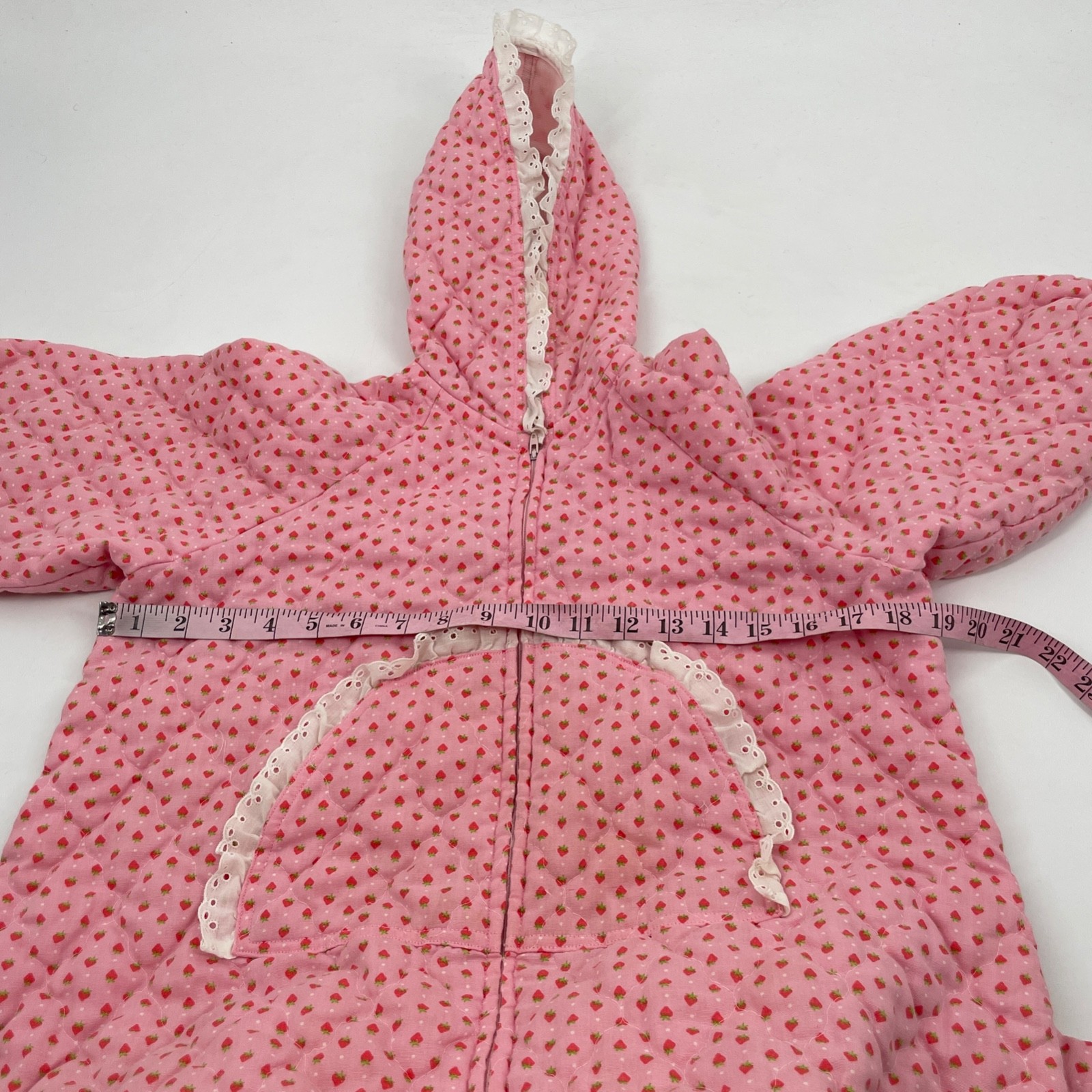 Vintage Sm Strawberry print quilted Housedress robe hooded 1/2 zip pink pullover