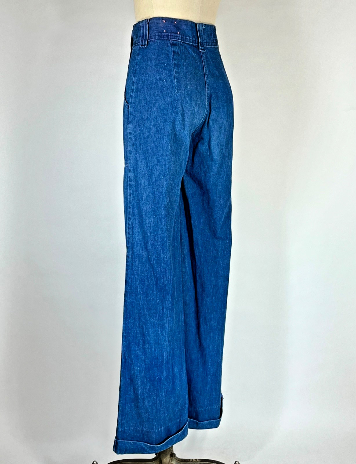 Vintage 1970’s medium wash blue 100% cotton denim high waist bell bottoms 28w