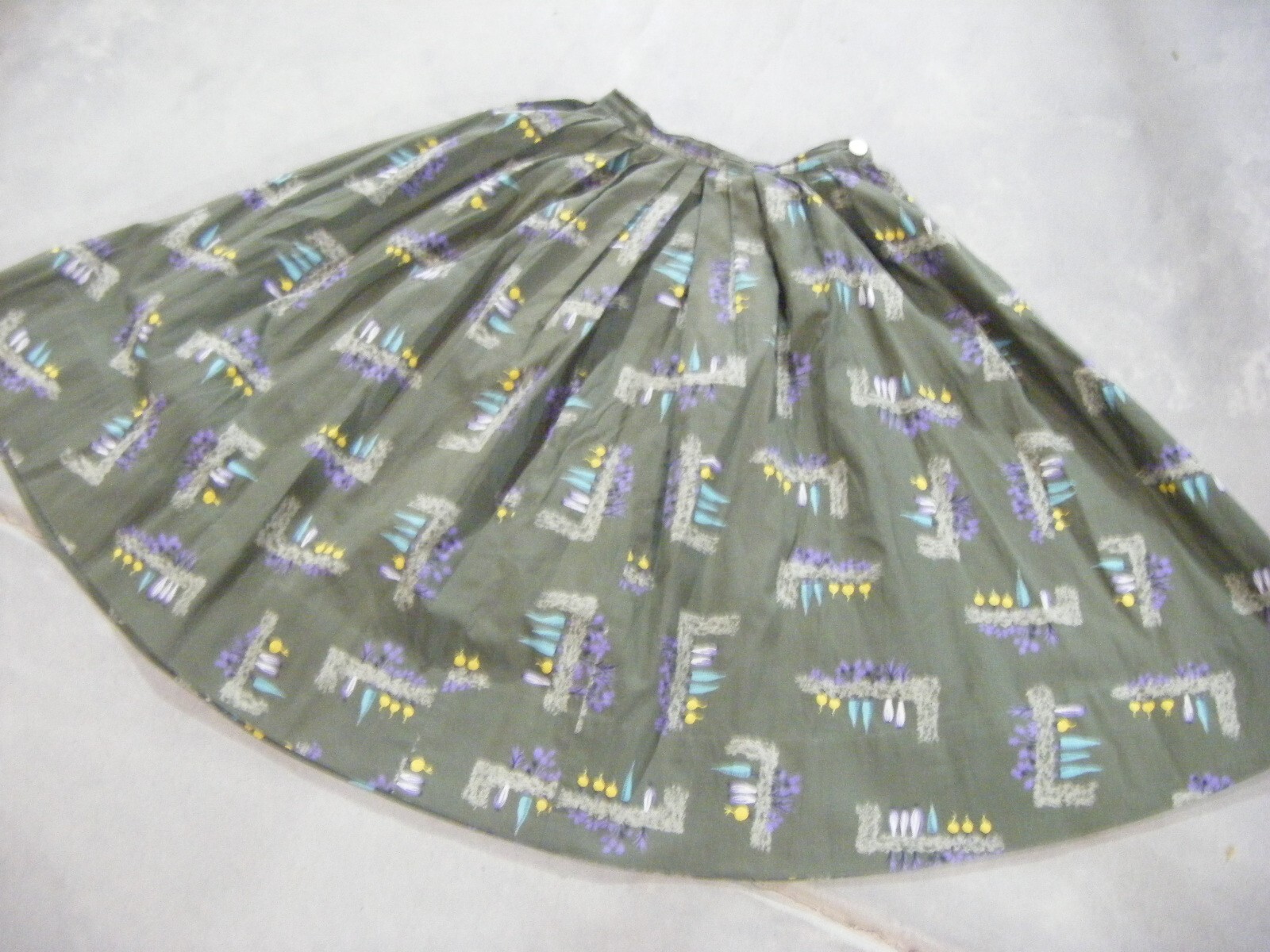Vtg 50-60s Rare Olive Green Floral Novelty Printed Circle Skirt-Waist 25.5″