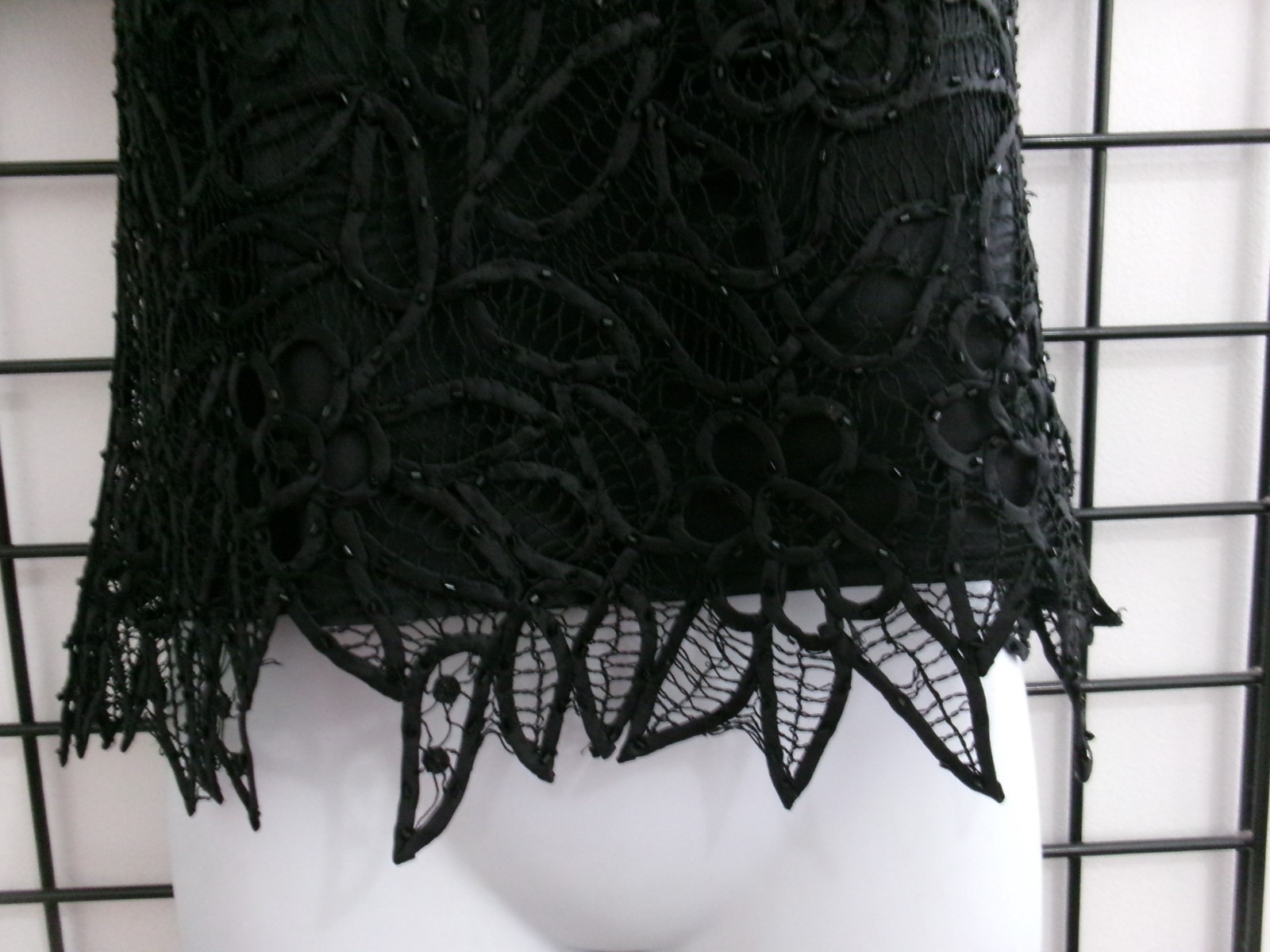 VINTAGE SILKEN POETRY 🌸 SMALL / 32″ BUST==BLACK / BEADED SILK LACE / BLOUSE