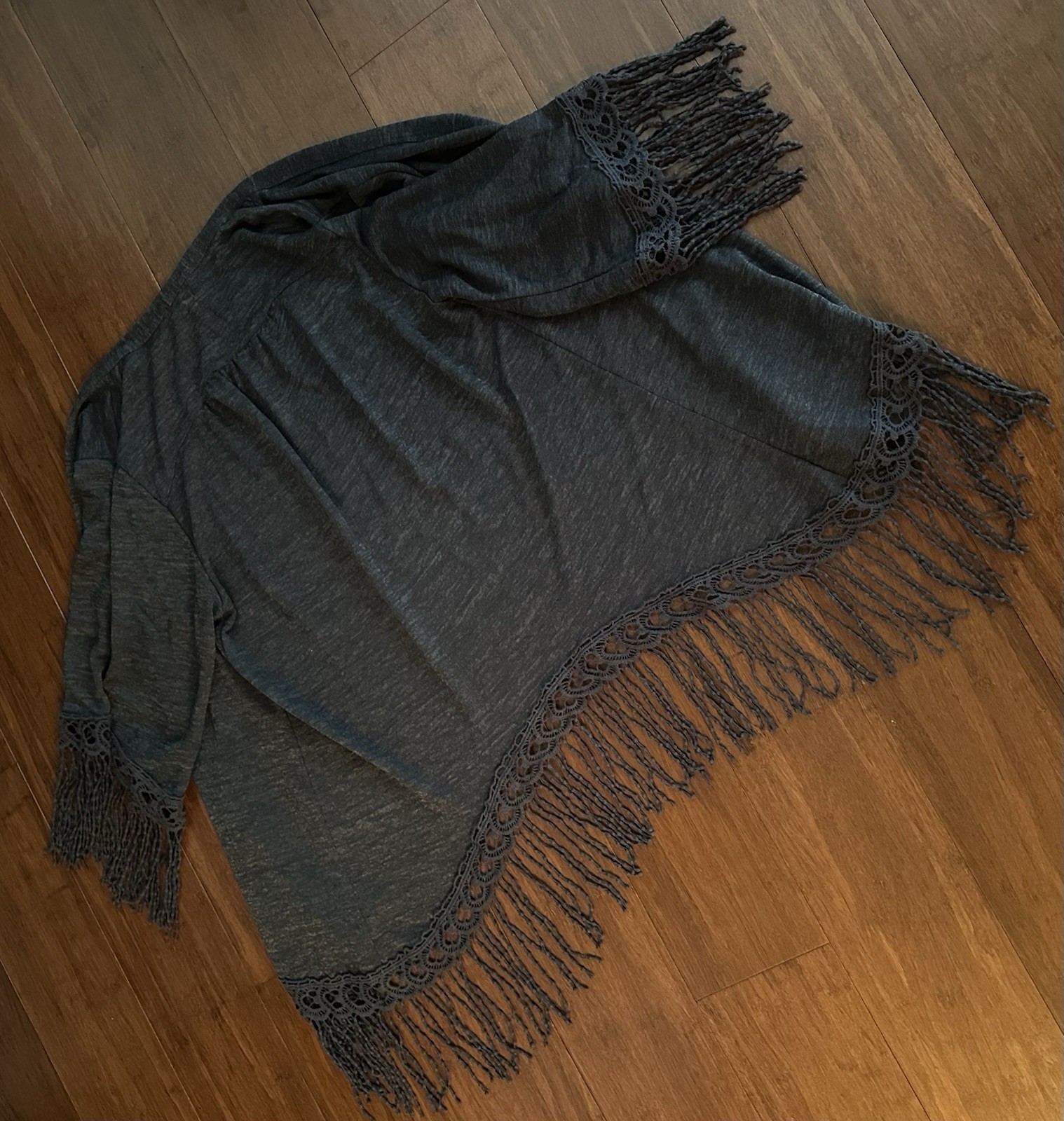 Vintage Eyeshadow Kimono; Dark Gray W/Lace & Fringe Sleeves & Hem; Size Medium