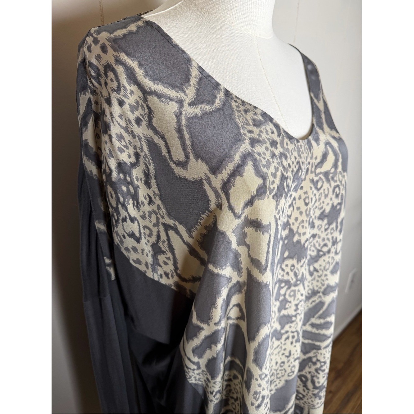 Biya V-Neck Flowy Modal Tunic Top Animal Abstract Print Size Large