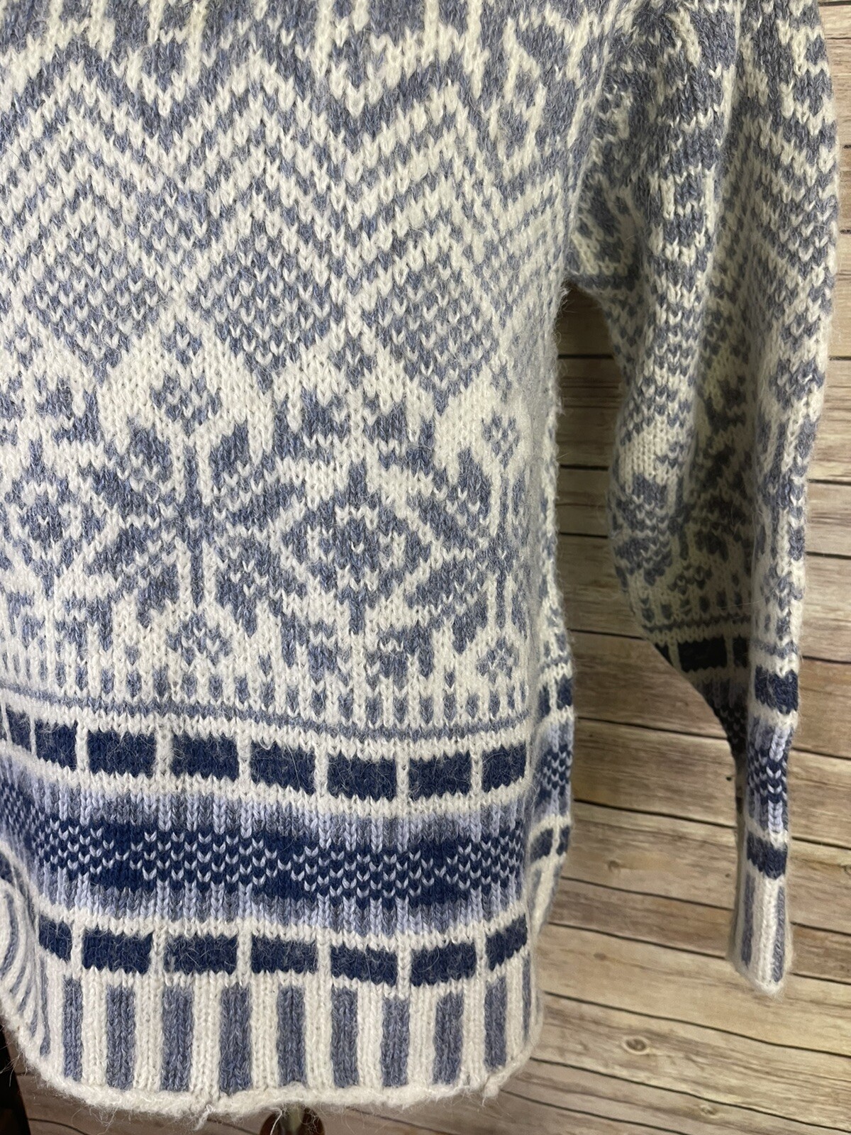 Vintage Woolrich Medium Mock Turtleneck Wool Alpaca Snowflake Sweater Blue White
