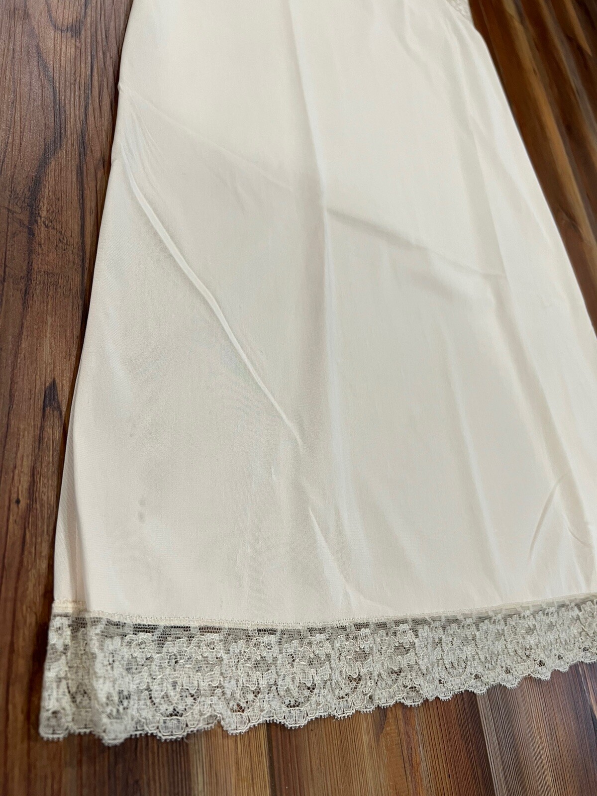 Vintage Munsingwear Size M 36 Beige Sexy Lace Full Dress Slip Silky Nylon NWT