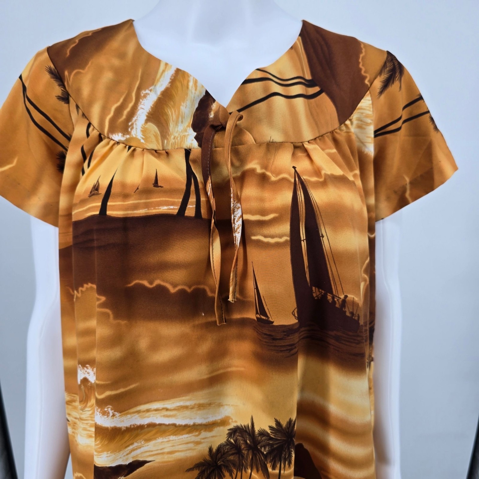 Vintage 1970s Made in Hawaii Tropical Sunset Print Polyester Muumuu Dress (XS)