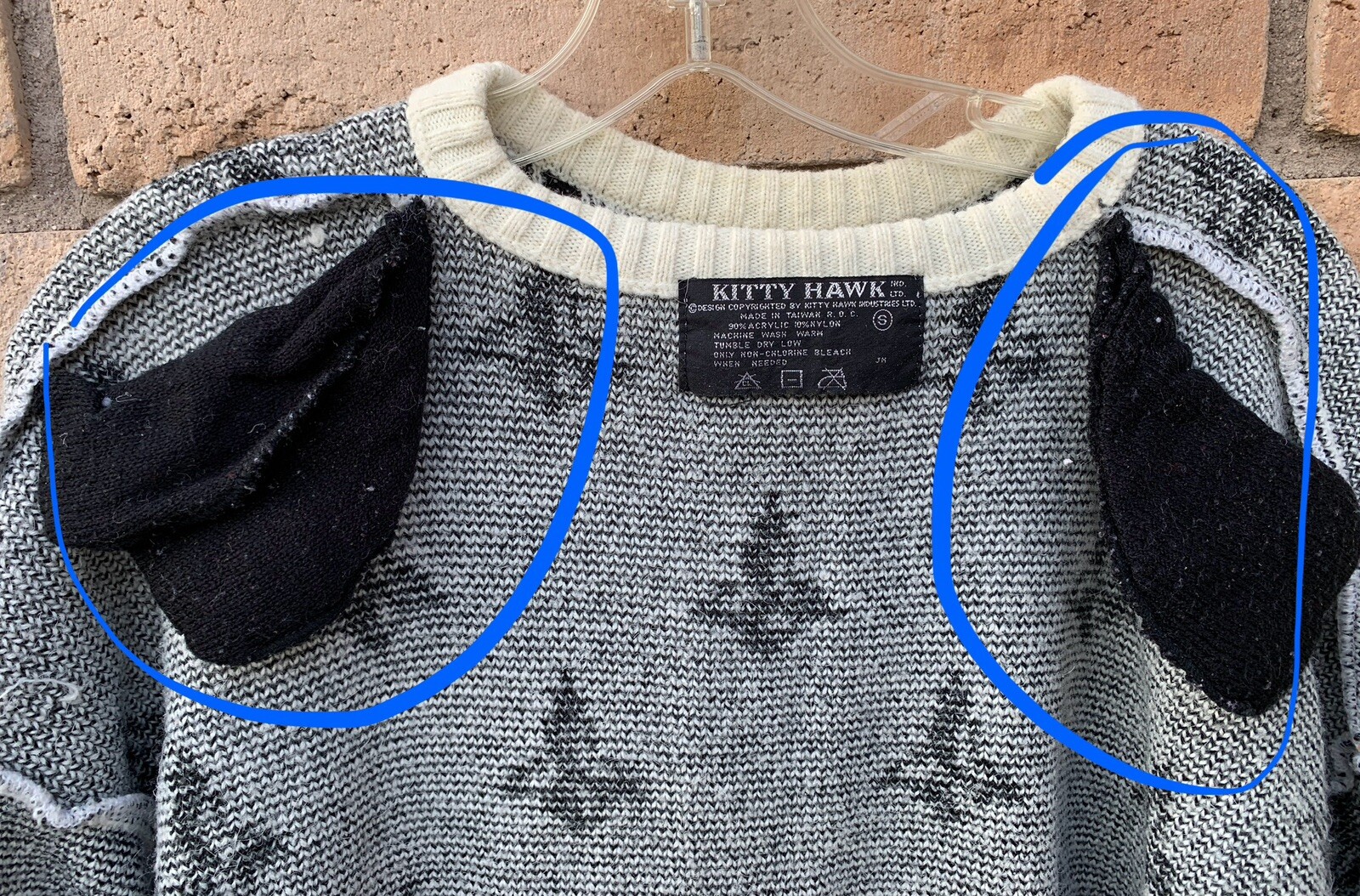 Vintage 1980s Kitty Hawk Heraldic Crest Acrylic Knit Sweater Size S Oversized