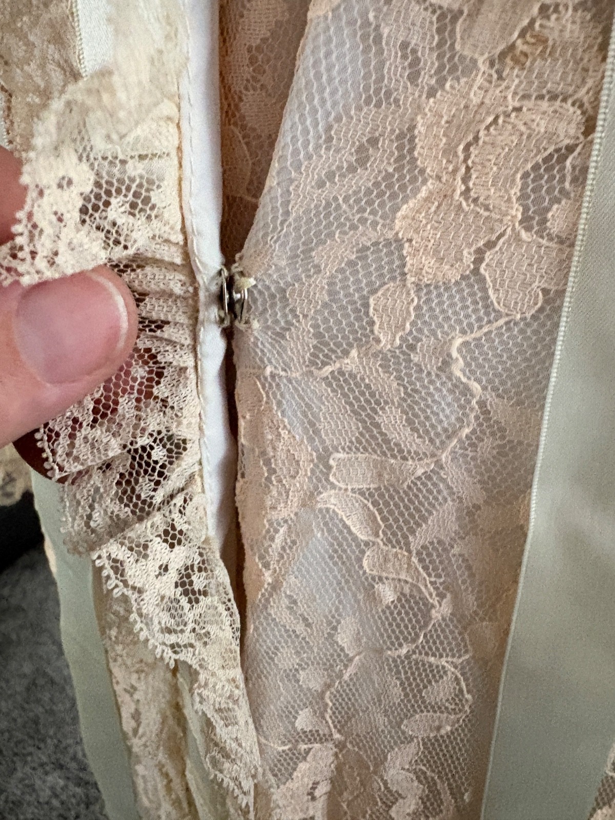 Keyloun Dressing Gown, Old Hollywood Robe, 50’s to 60’s Vintage Lace Robe Medium