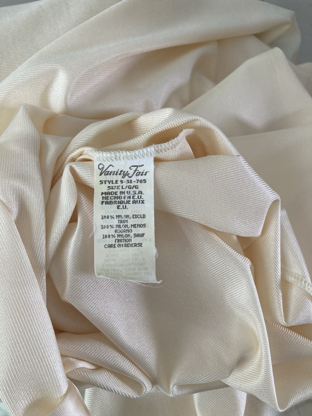 Vintage Vanity Fair Buttercream/Ivory Robe-Size Large-Buttons & Lace