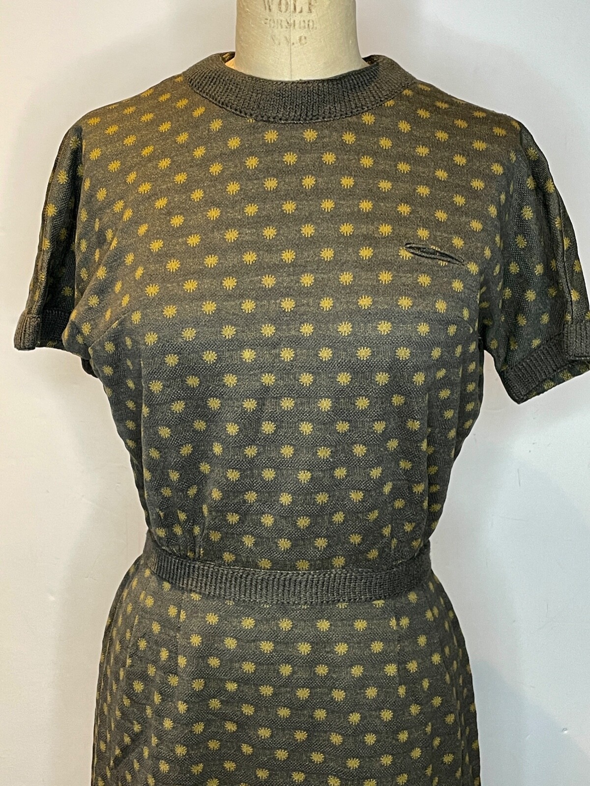 CUTE!!VTG 50’S-60’S GRAY GREEN KNIT DOT PRINT WIGGLE SHEATH BUTTON BOW BACK*S