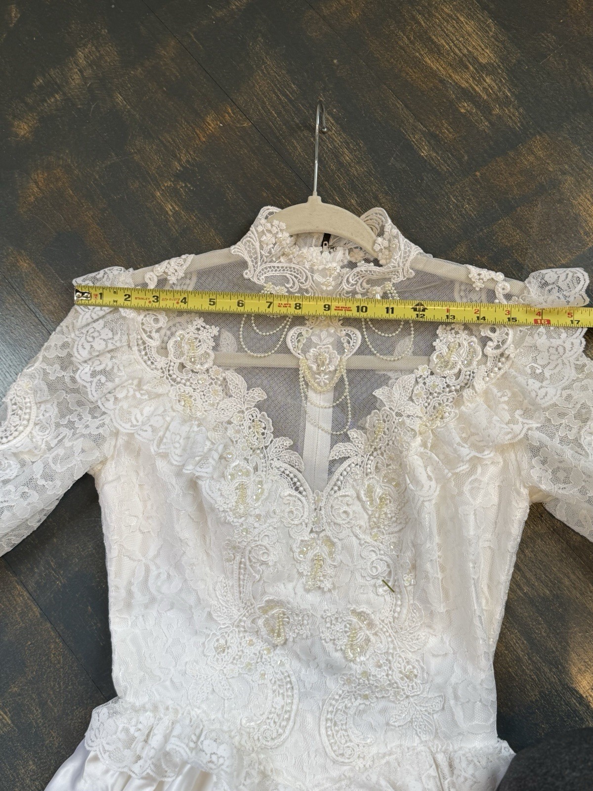 Vintage Bridal Gown Wedding Dress – White- Lace- Beautiful Detailing Medium 6-8