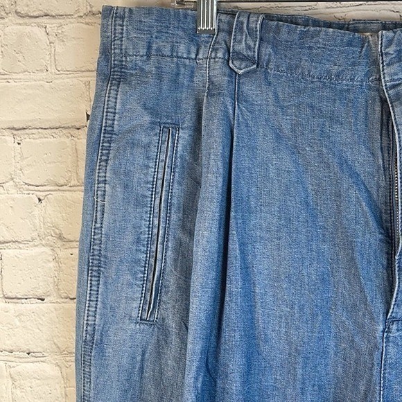 GAP Archive Re-issue 90s Pleated Fit High Rise Tapered Khakis Blue Chambray 33R