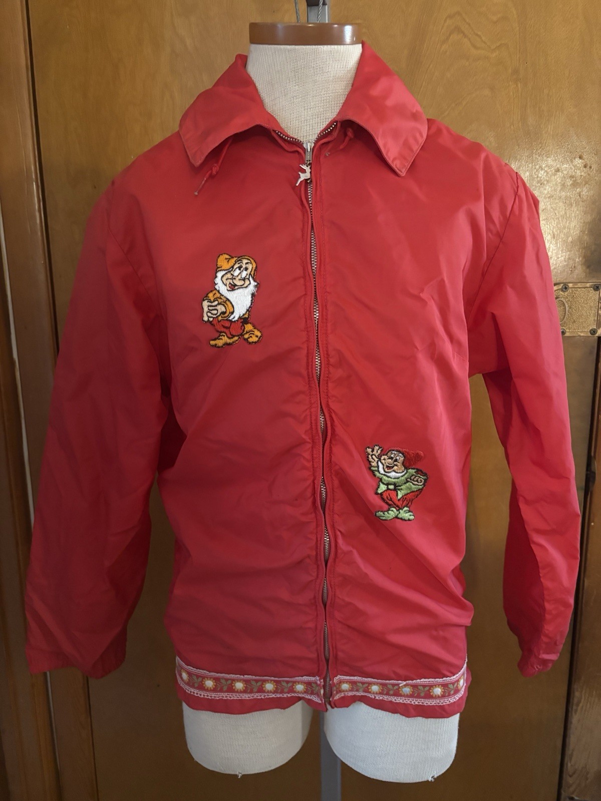 WHITE STAG USA: REWORKED VINTAGE “Snow White Dwarves” Nylon Jacket SZ.S (RED)