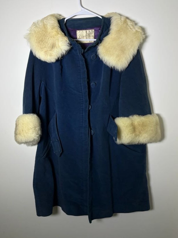 Vintage Country Pacer Women’s Coat Blue Coat, Fur, Buttons – Pre Owned