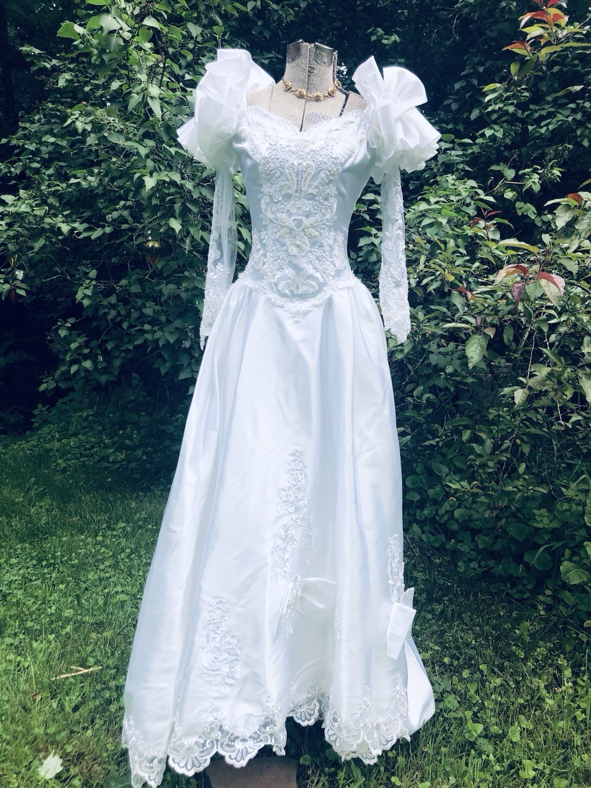 Vintage 1980’s Pearls Floral Appliqués Sequin Lovely Wedding Gown Dress 32-24-62