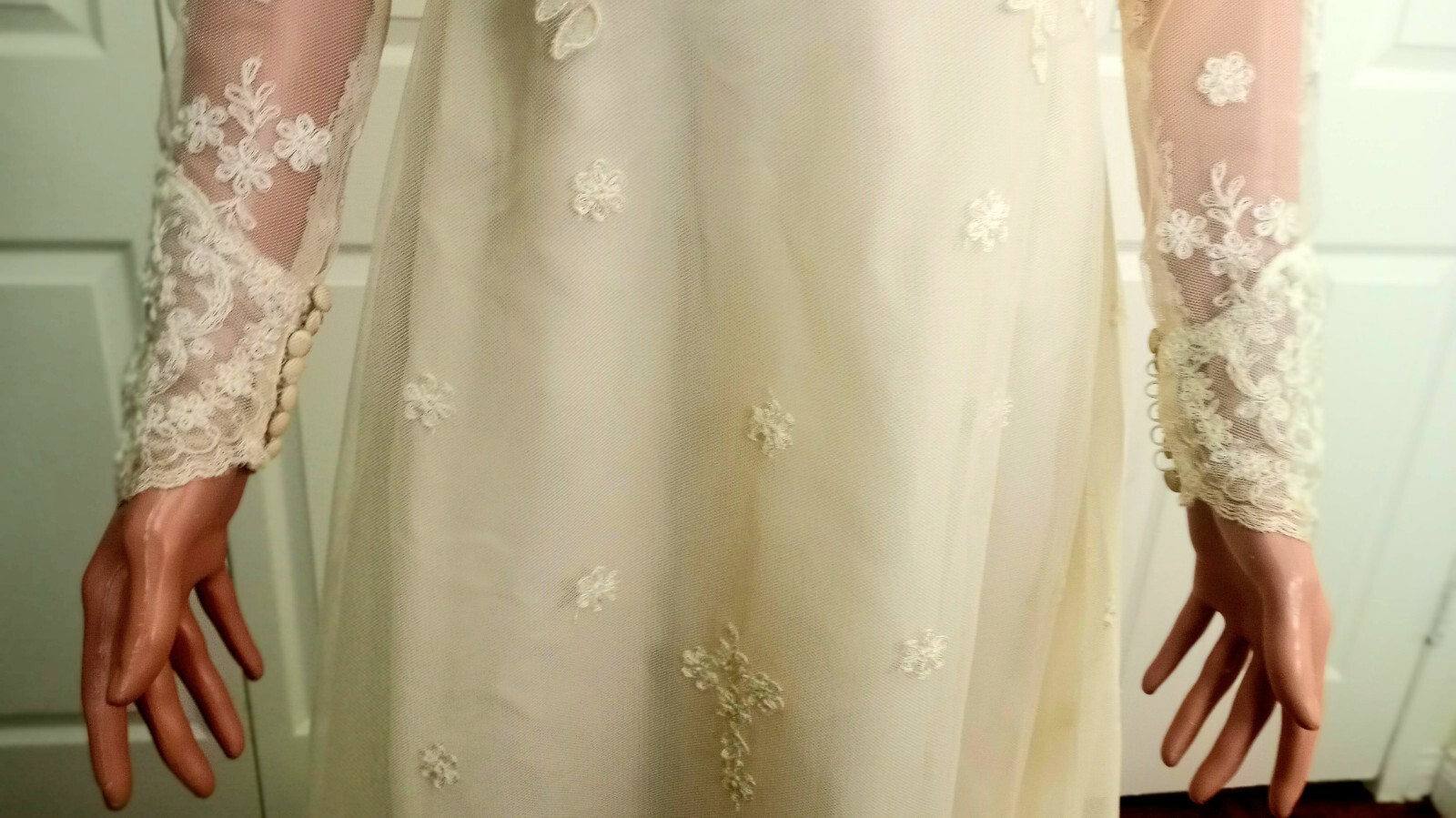 VINTAGE 60’s FRENCH CHANTILLY LACE HANDMADE BEIGE CLASSIC WEDDING DRESS SIZE 4