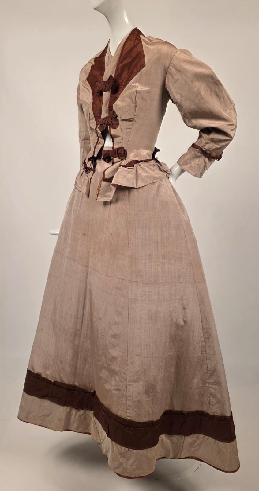 POST CIVIL WAR 1860’S GRAY BOMBAZINE + SILK DRESS W BOW TRIMMED FRONT