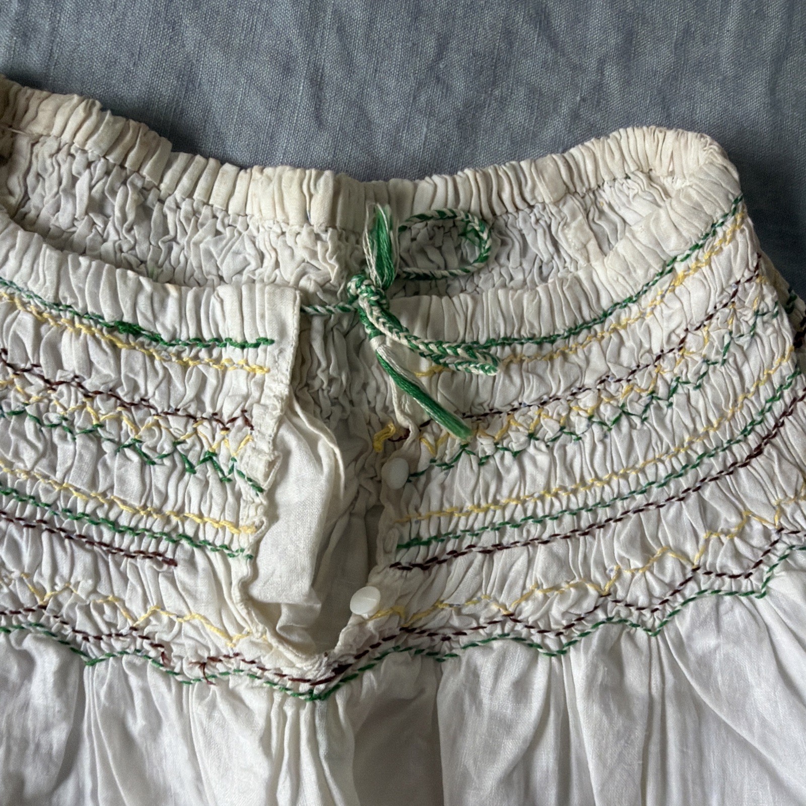Rare 50s Women’s Vintage Embroidered Blouse Floral Cotton Smocked Neckline