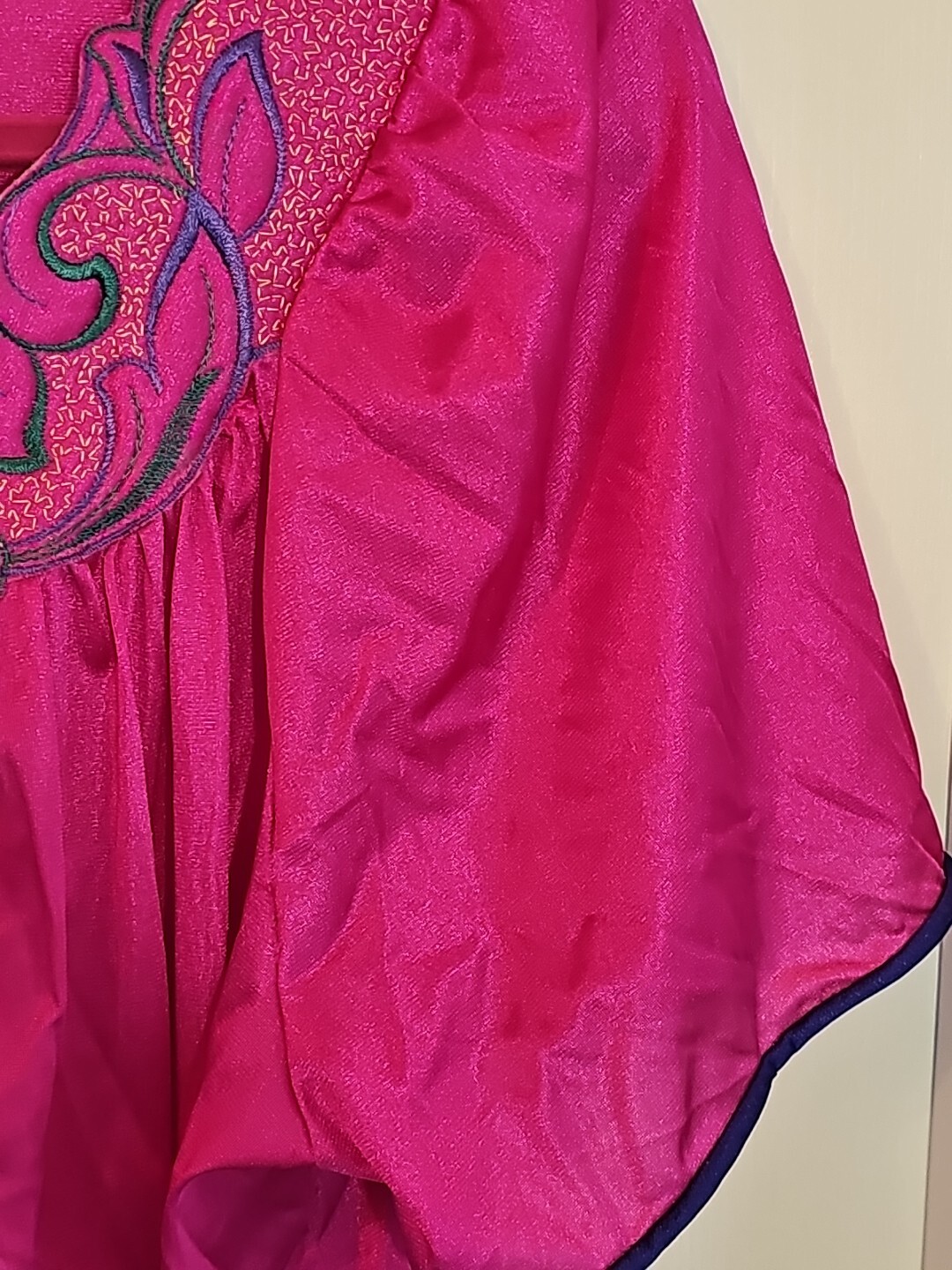 Vintge Vanity Fair Large Fuscia Nylon Embroidered Robe House Coat Loungewear