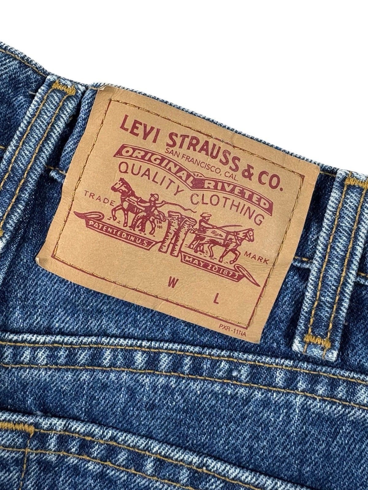 Vintage 1995 Levi’s Women’s Jeans 25×32 Tapered Fit Made Canada Deadstock