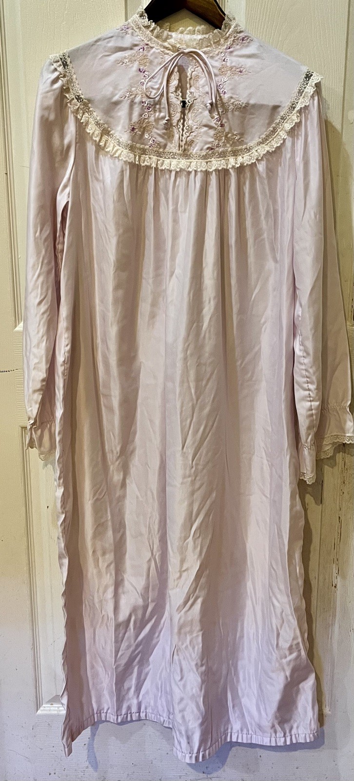 Vintage Barbizon Floral,Lace Trim, Delicate Bows Nightgown Prairie Cottage Roses