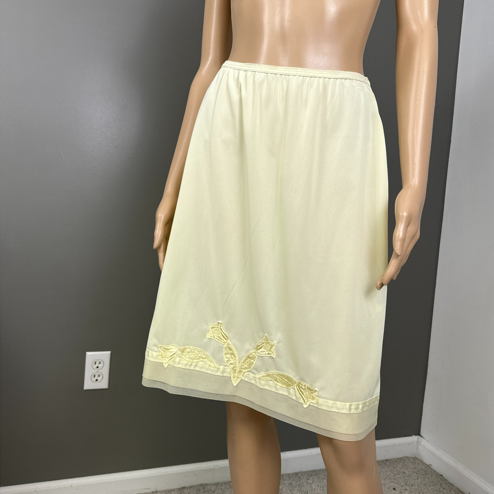 Vintage Lorraine Half Slip Large Butter Yellow Pillow Tab Applique Chiffon Hem