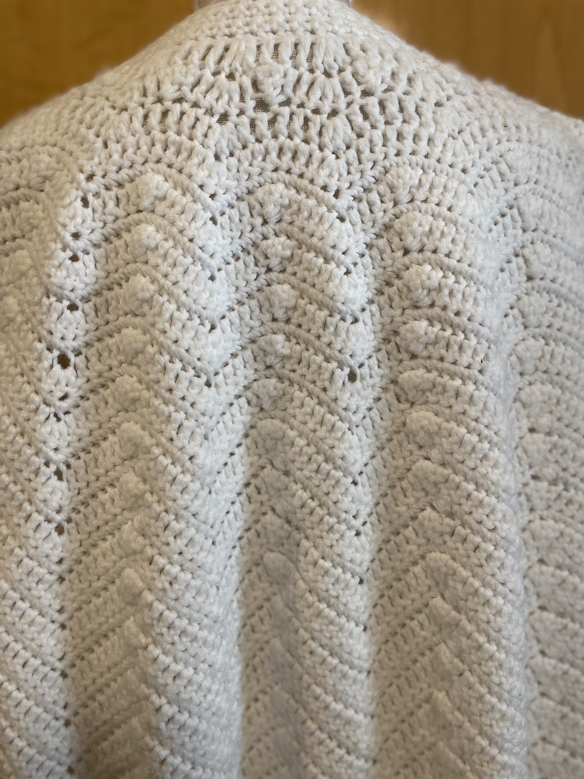VTG 70s White Crochet Cape Shawl Poncho Retro Bohemian Hippie READ