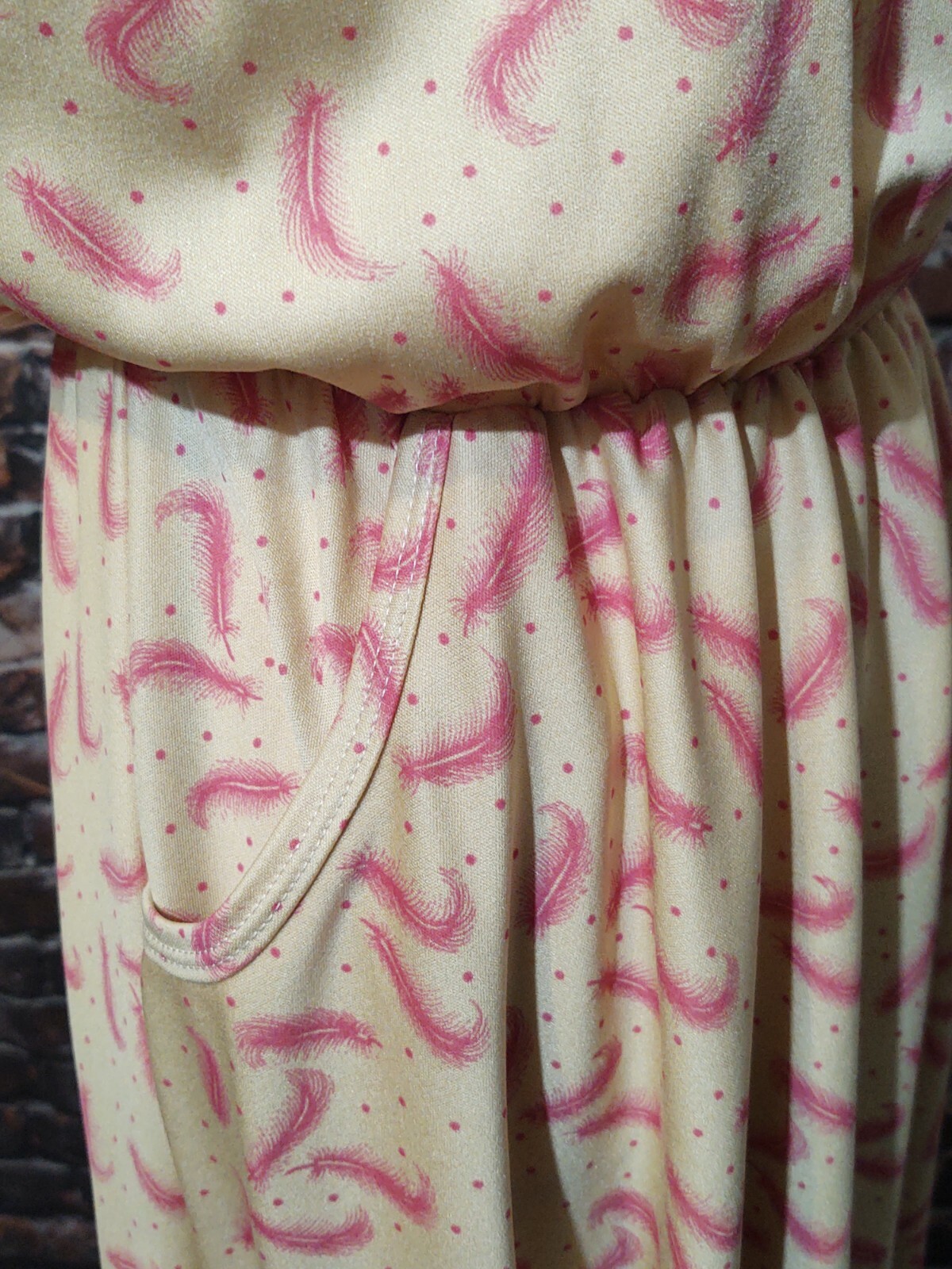 VINTAGE 100% POLYESTER MAXI DRESS 1970s TAN PINK FEATHER DESIGN POCKETS