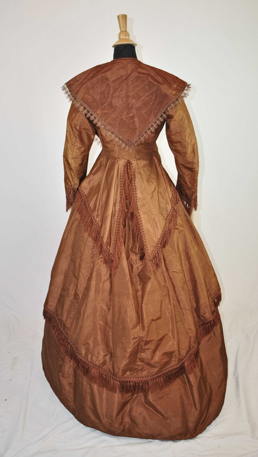 VICTORIAN COPPER COLORED SILK TAFFETA DAY DRESS, c1850s