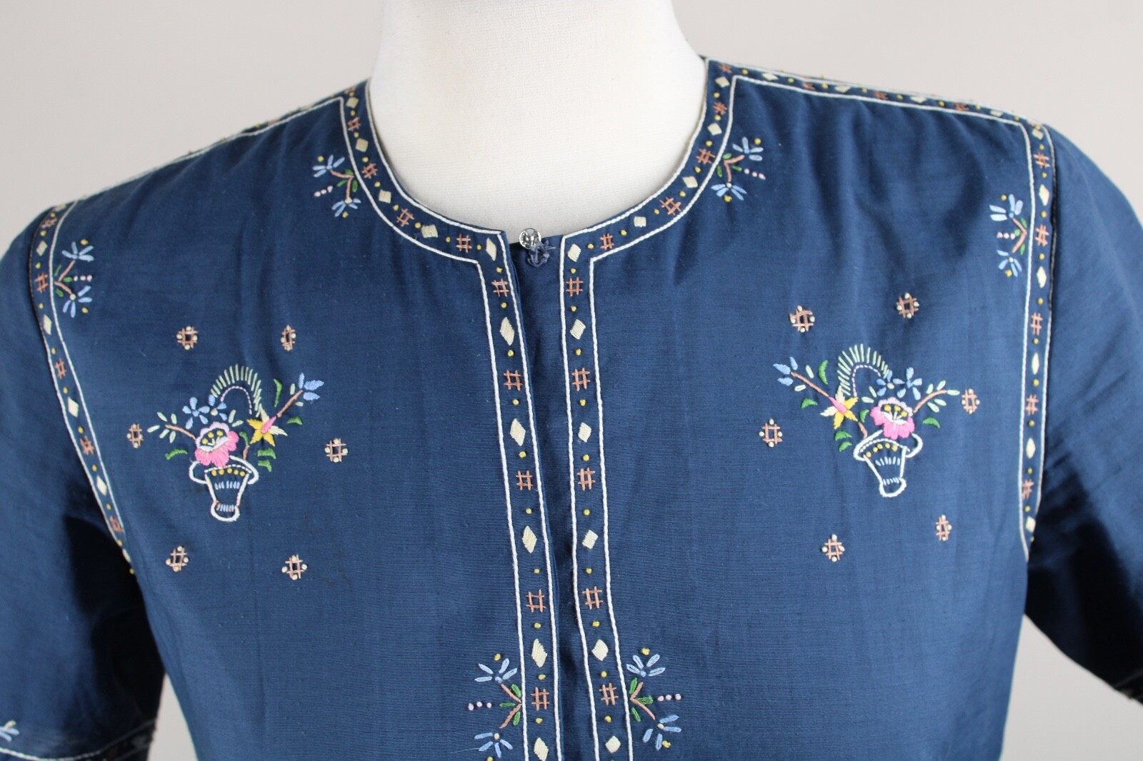 Vtg Peacock M Chinese Blue Embroidered Floral Bouquet Basket Short Sleeve Top