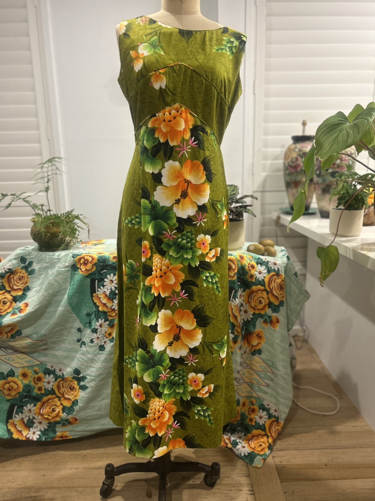 Vintage 1960/ 70s genuine Hawaiin Exotic Tropical Print Sleeveless long DressM