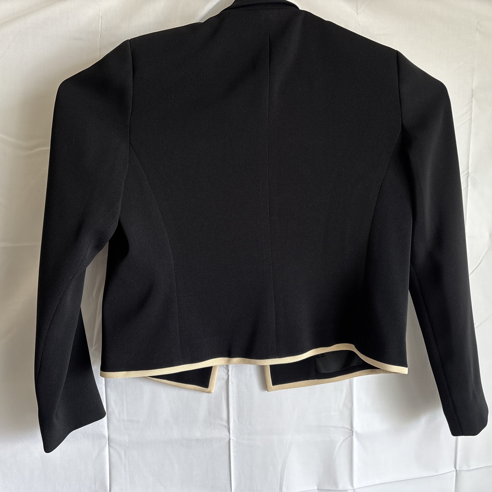 Worth Black Cream Trim Blazer Size 2 Vintage Minimalist Cropped Quiet Luxury