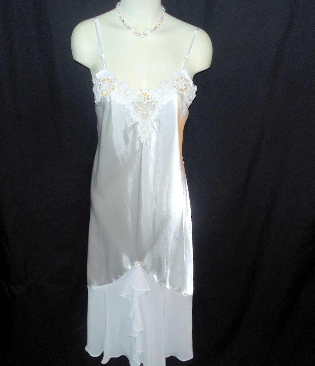 PRISTINE L BUST 38″ ENCHANTING BEADED BRIDAL WHITE PEARLS LIQUID SATIN NIGHTGOWN