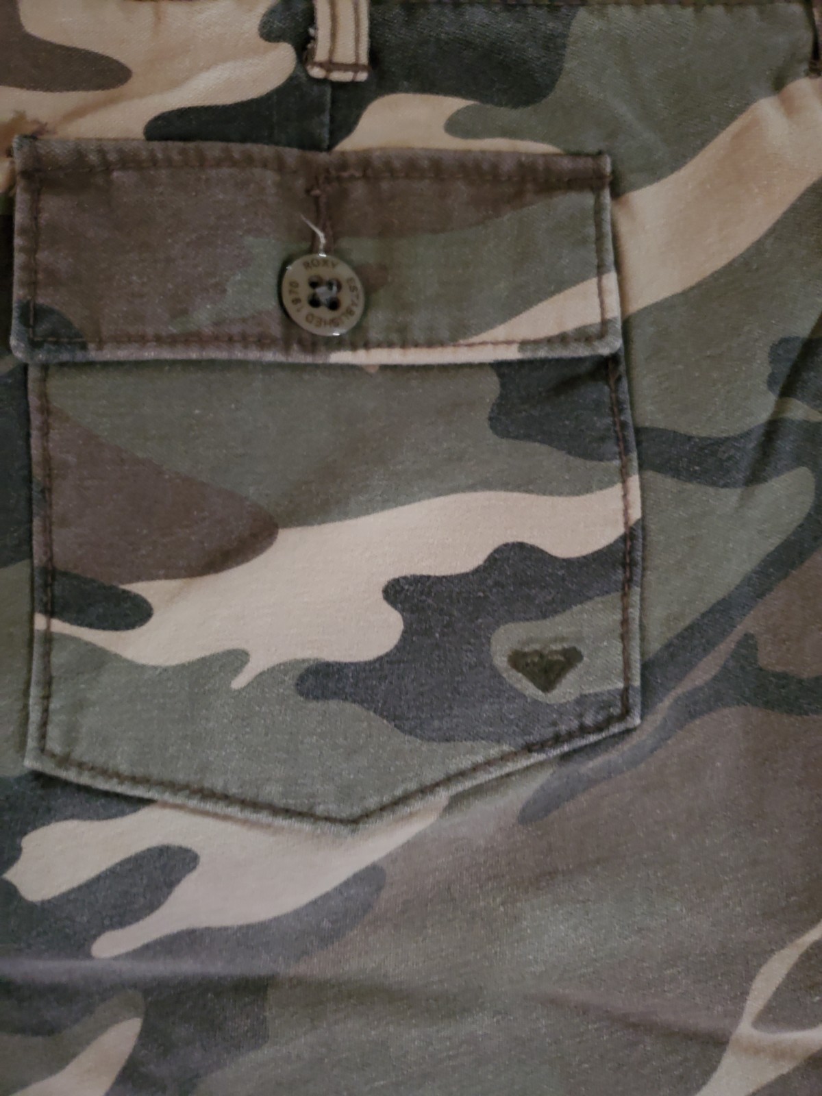 Roxy Vintage Y2K Womens Army Camo Cargo Bermuda Shorts Skater Grunge Size 7