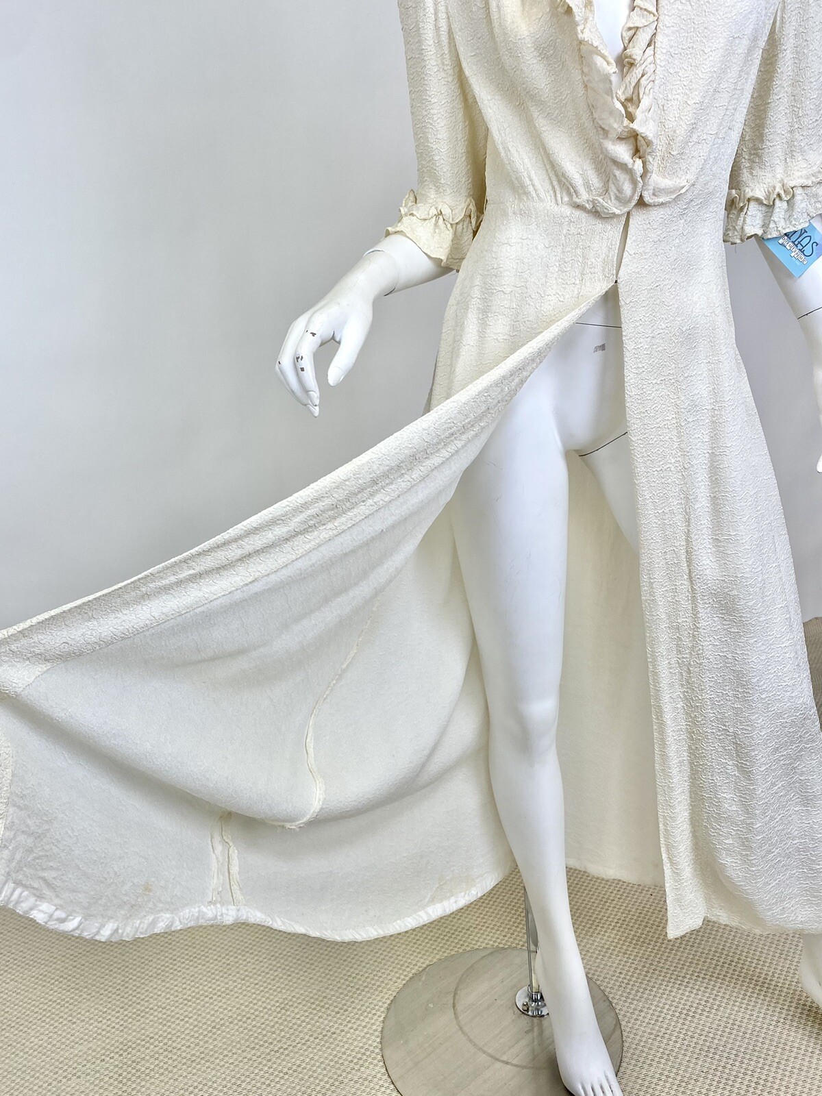 Antique 1930s Pale Cream White Robe Dressing Gown Silk Rayon Ruffles Detail