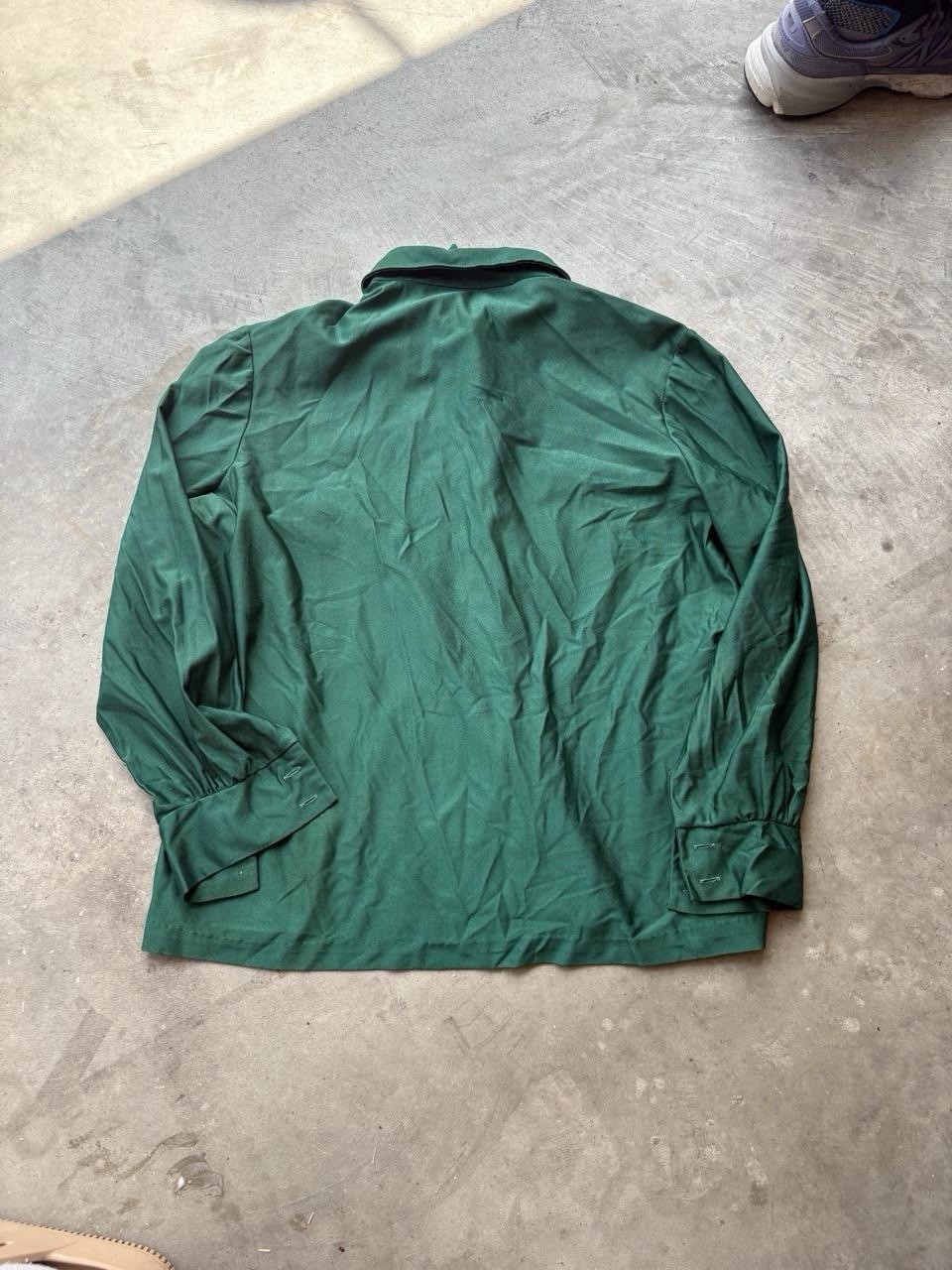 True vintage 70s green button up blouse with dagger collar