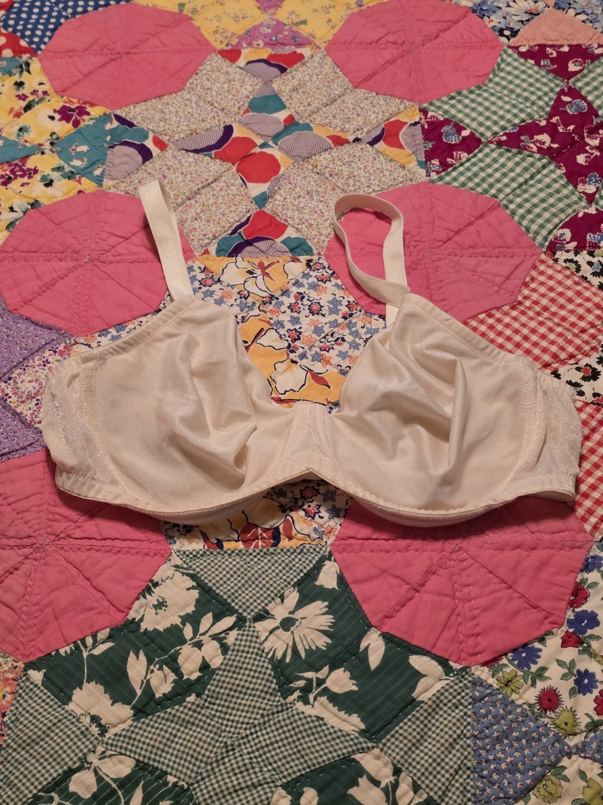 VINTAGE 1990s VANITY FAIR #75-074 GLOSSY SATIN UNDERWIRE BRA 40C LIGHT BEIGE
