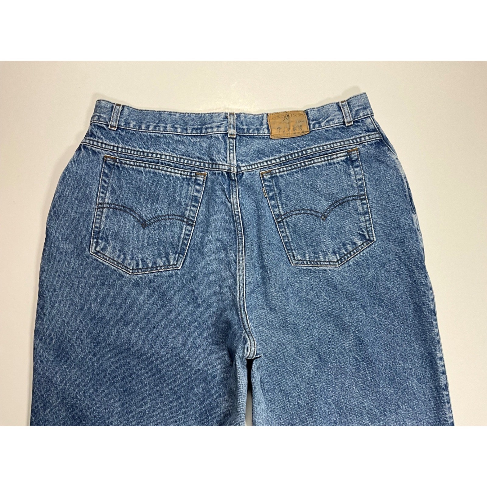 VINTAGE Levis 900 Series Womens 24 Tapered Leg Jeans Medium Wash Blue Denim