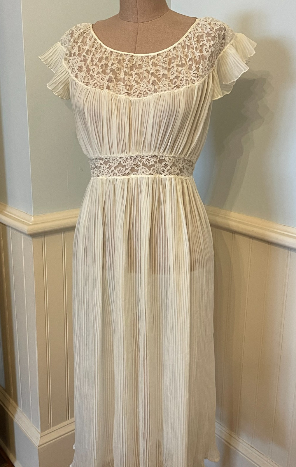 Vtg 50s Barbizon Ivory Pleated Chiffon Lace Nightgown Dress Tie Back Waist 10