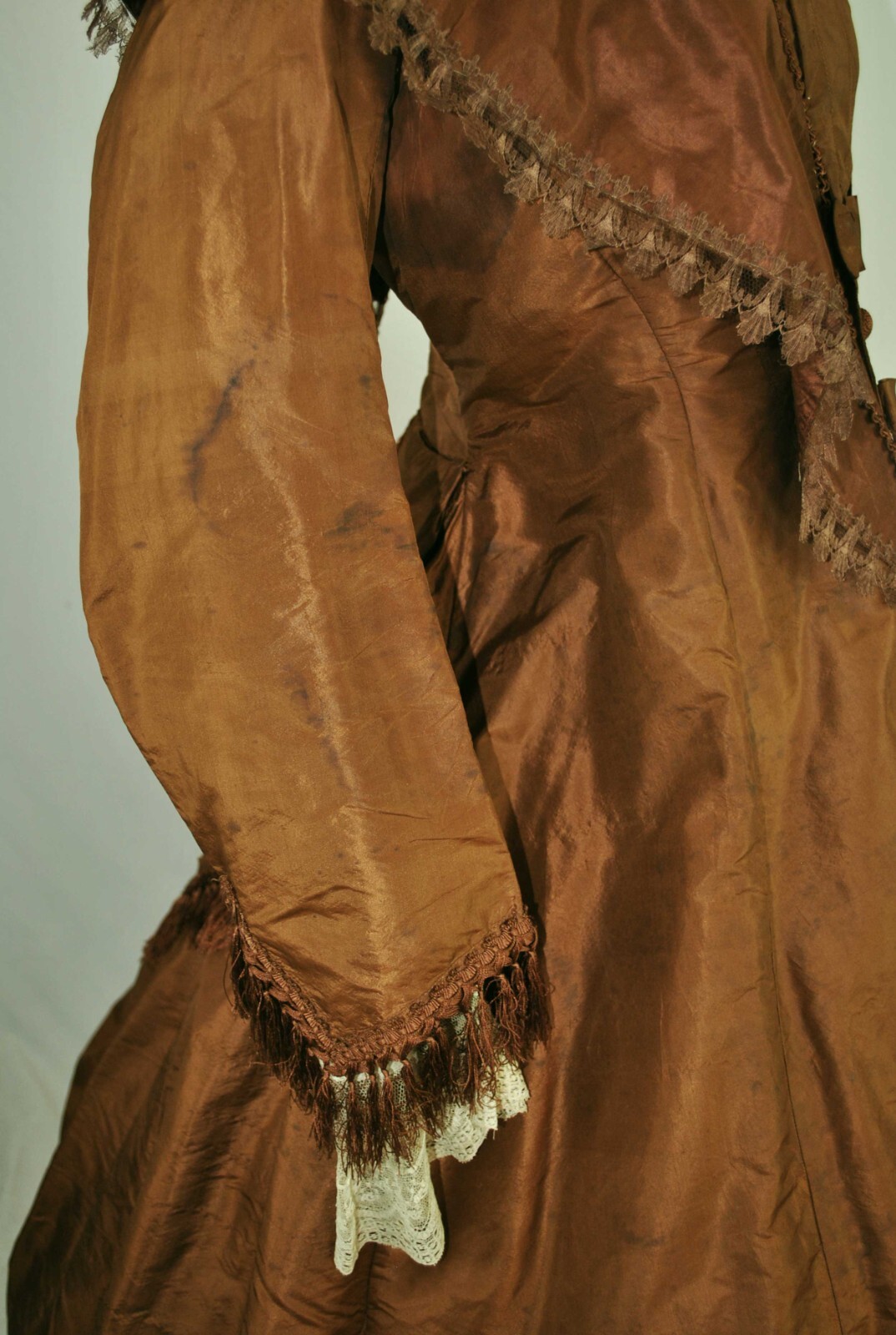 VICTORIAN COPPER COLORED SILK TAFFETA DAY DRESS, c1850s