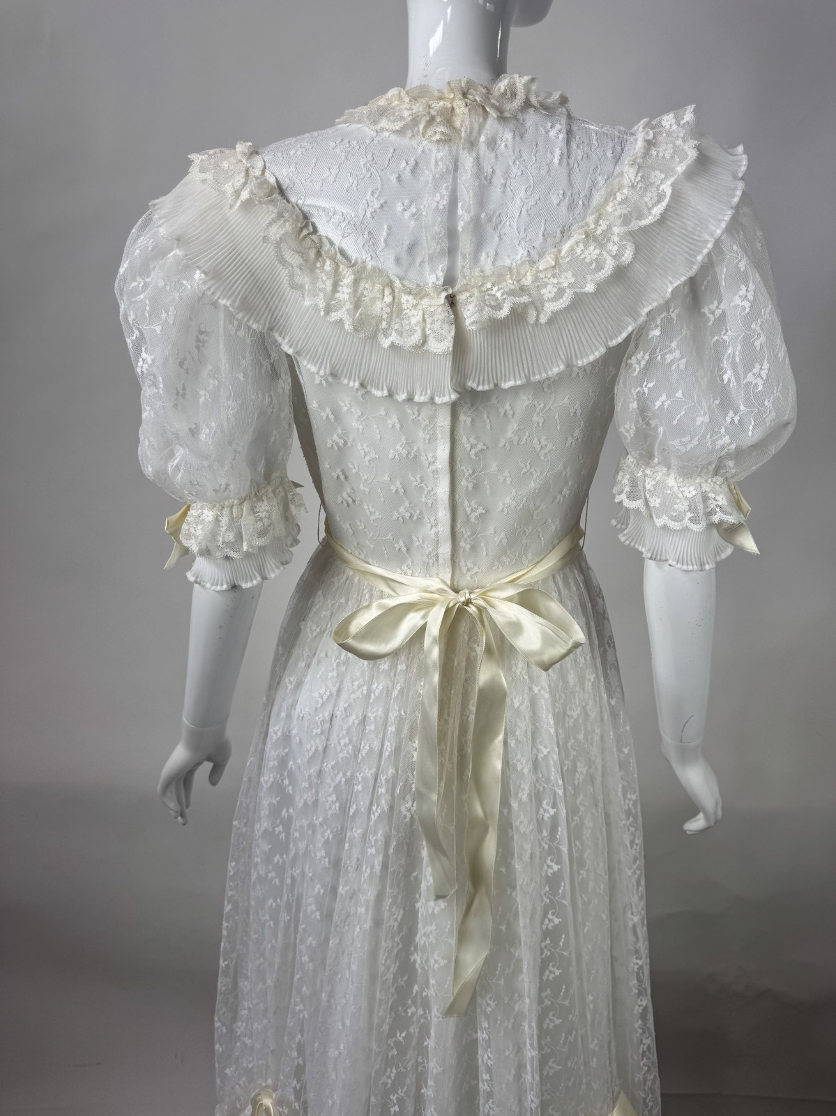 Vintage 70s White Lace Wedding Dress Size 8 With Satin Ribbons & Ruffled Necklin