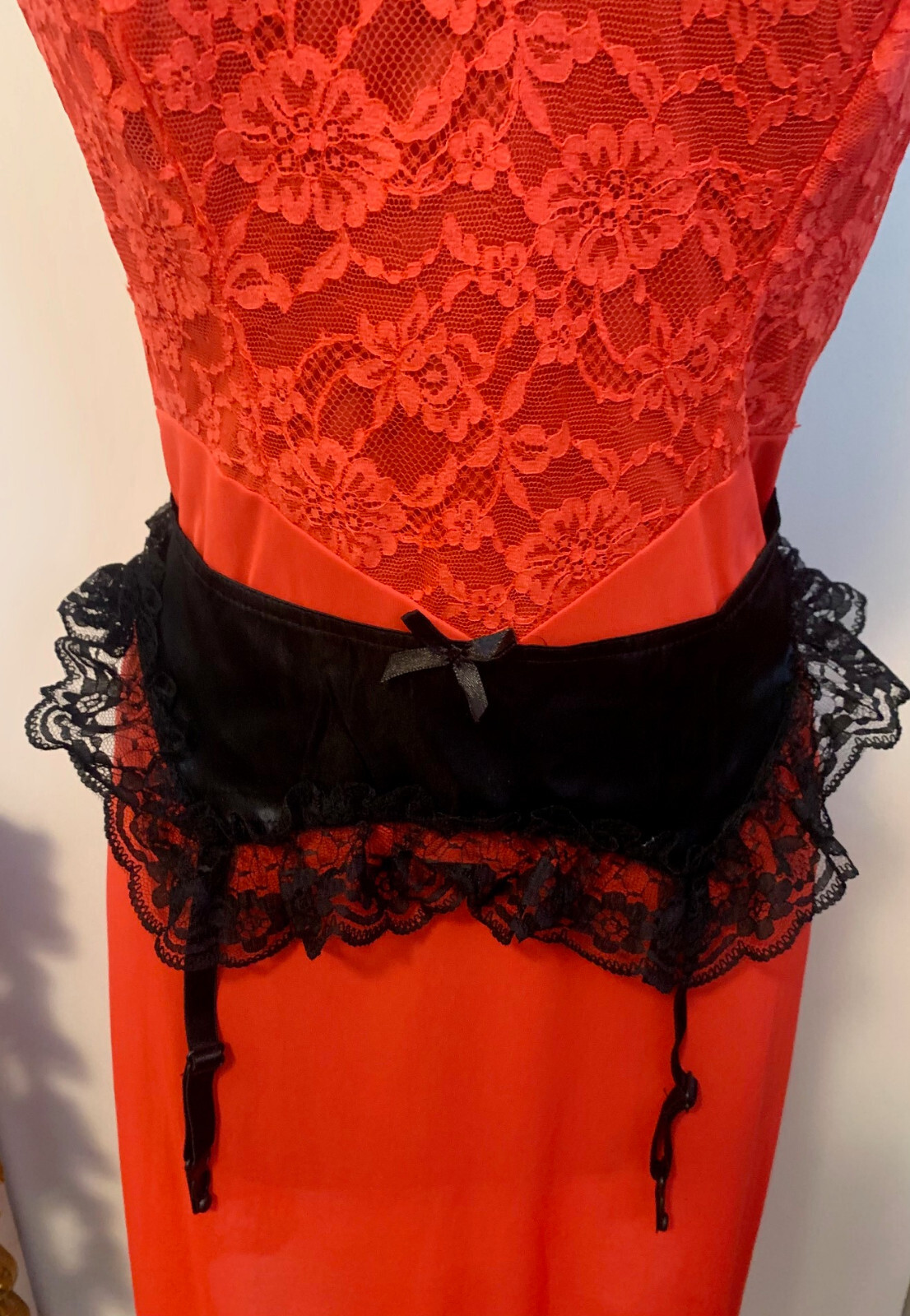 PINUP CORSET RED AND BLACK S-SM to 26″ Tags VINTAGE + FREE NOS 1950s STOCKINGS