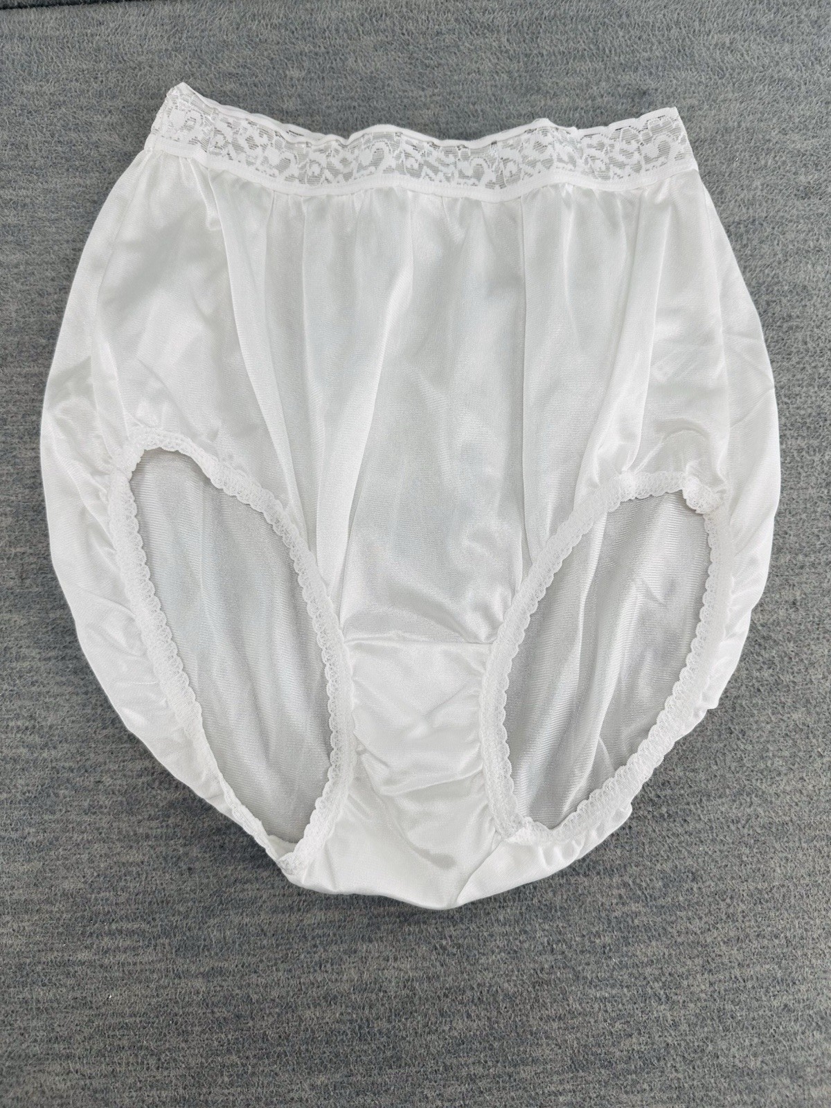 HANES HER WAY – Vintage White Nylon Hi Cut Silky Lace Trim Panty Brief Size 7 A5
