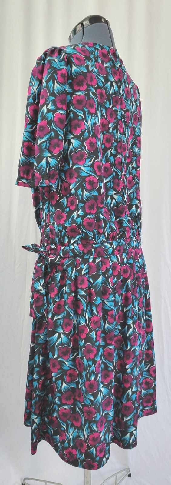 Vintage S/S Drop Waist Dress in Black w Purple & Blue Flowers Size M/L?