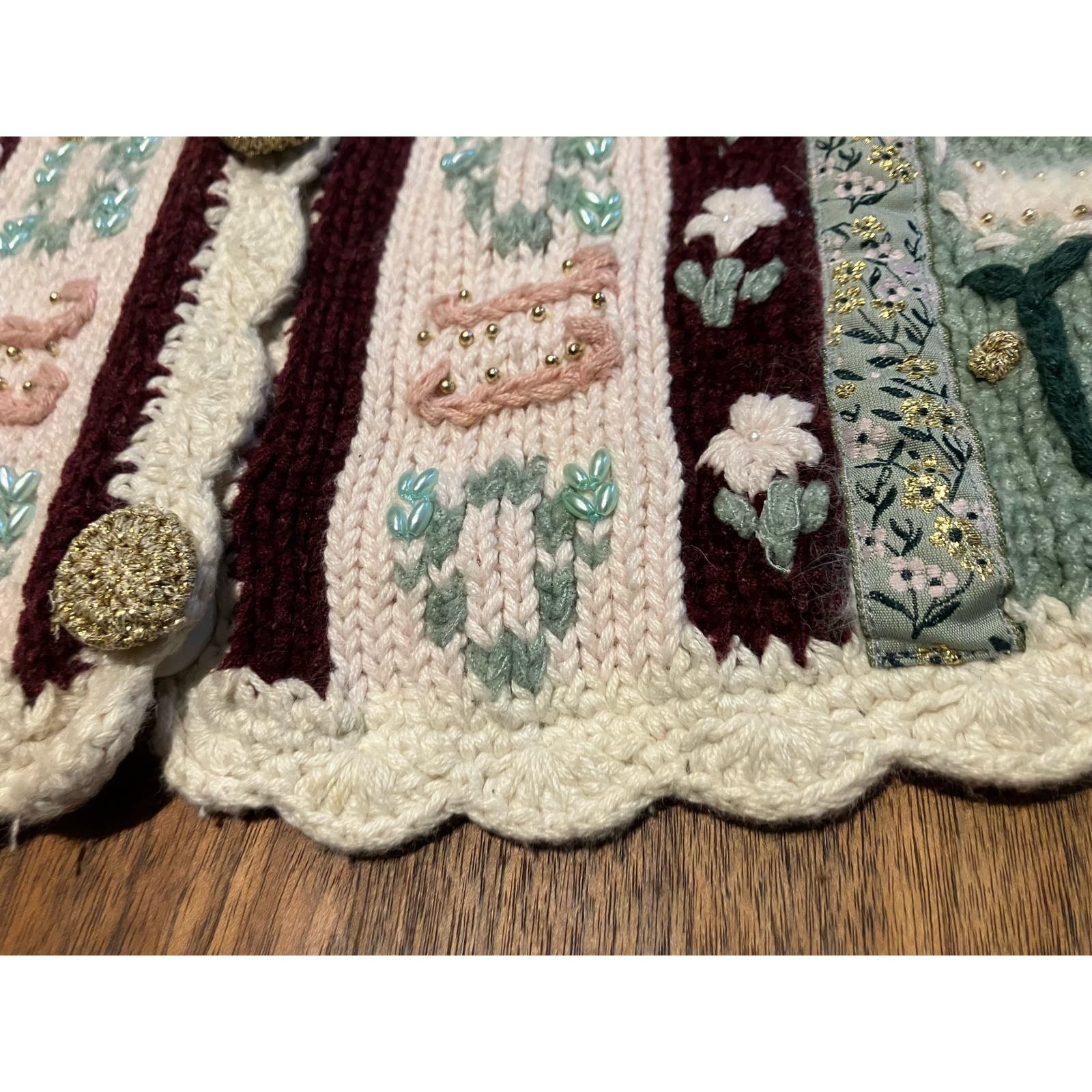 VTG Eagle’s Eye Small Embroidered Floral Beige Gold Green Pink Cardigan Sweater