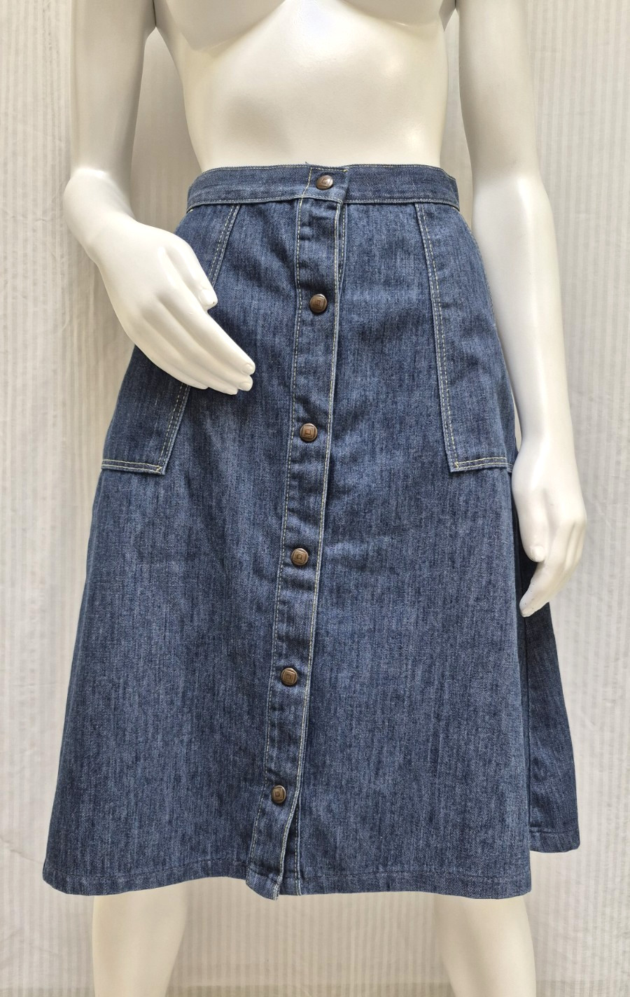 Vintage 70s Denim Pocket A-line Knee Length Snap Front Skirt – Waist 25 inches