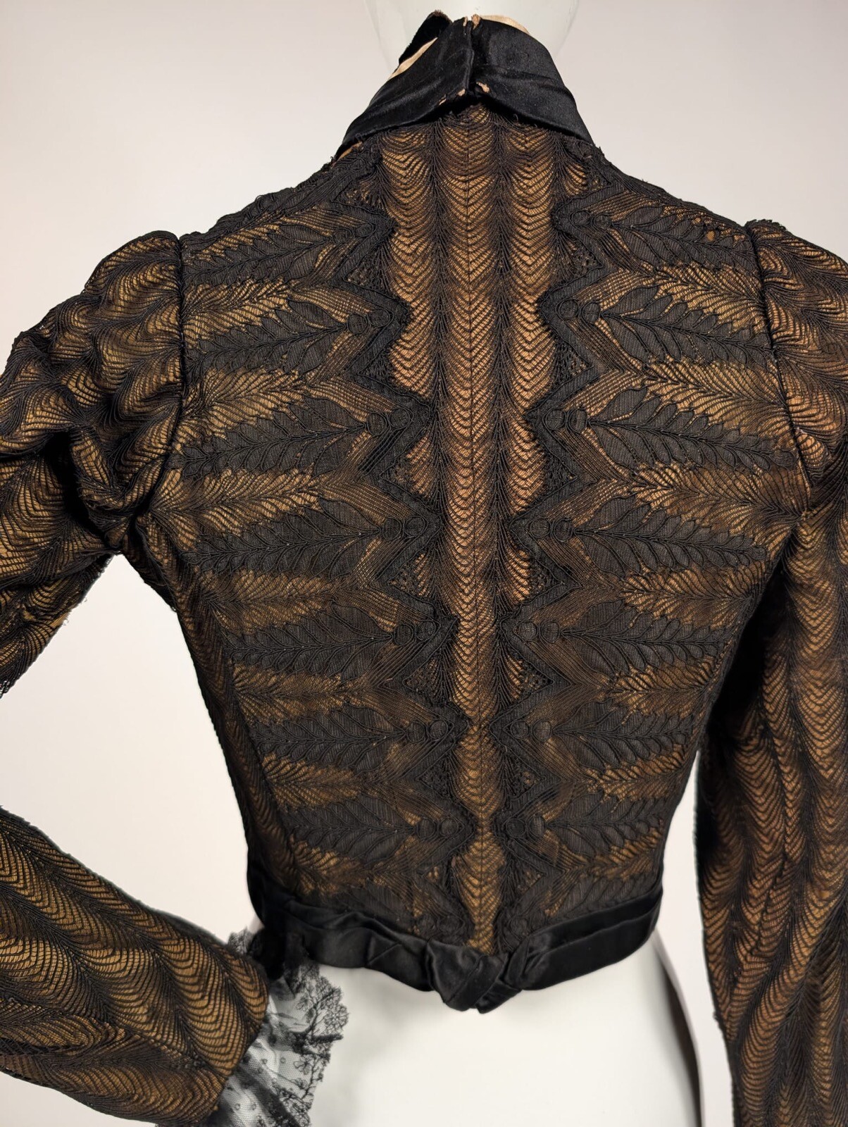 BEAUTIFUL OLIVE GREEN + BLACK LACE VICTORIAN 1890’S BODICE / JACKET