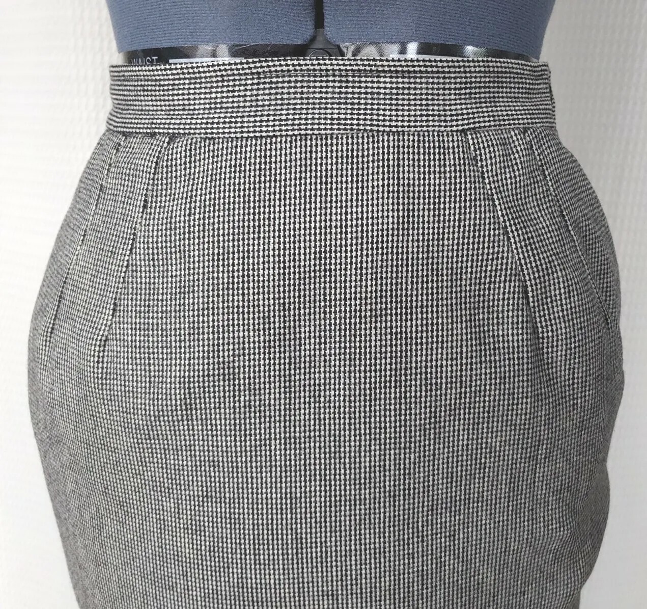 Vintage Black & White Houndstooth Straight Fitted Skirt 26″ Waist Size 2?